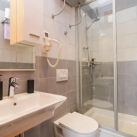 Guest house Lovrijenac 3*