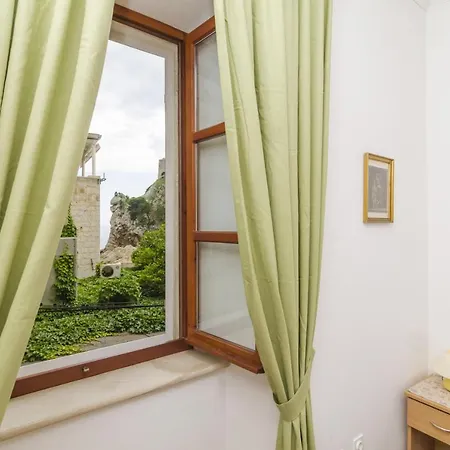 Guest house Lovrijenac 3*