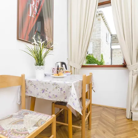 Guest house Lovrijenac 3*