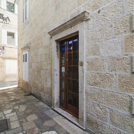 Guest house Lovrijenac 3*